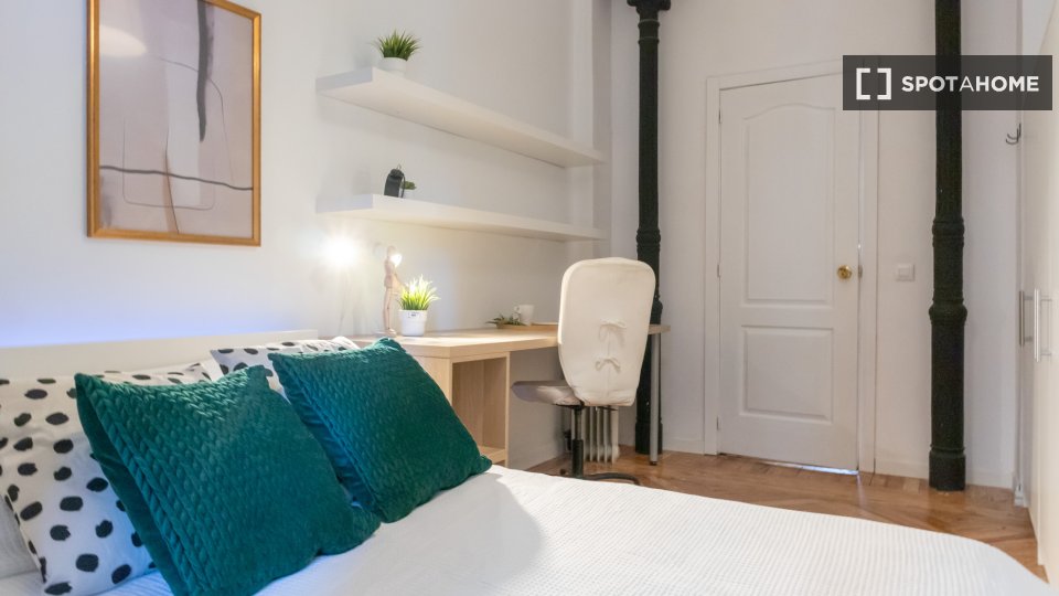 Double room Madrid, 7 beds, 160m² — photo 24