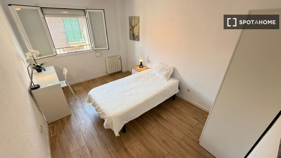 Double room Madrid, 3 beds — photo 31