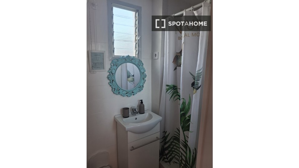 Double room Valencia, 1 bed, 24m² — photo 2