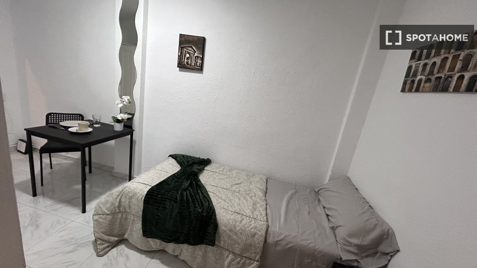Double room Madrid, 5 beds, 20m² — photo 1