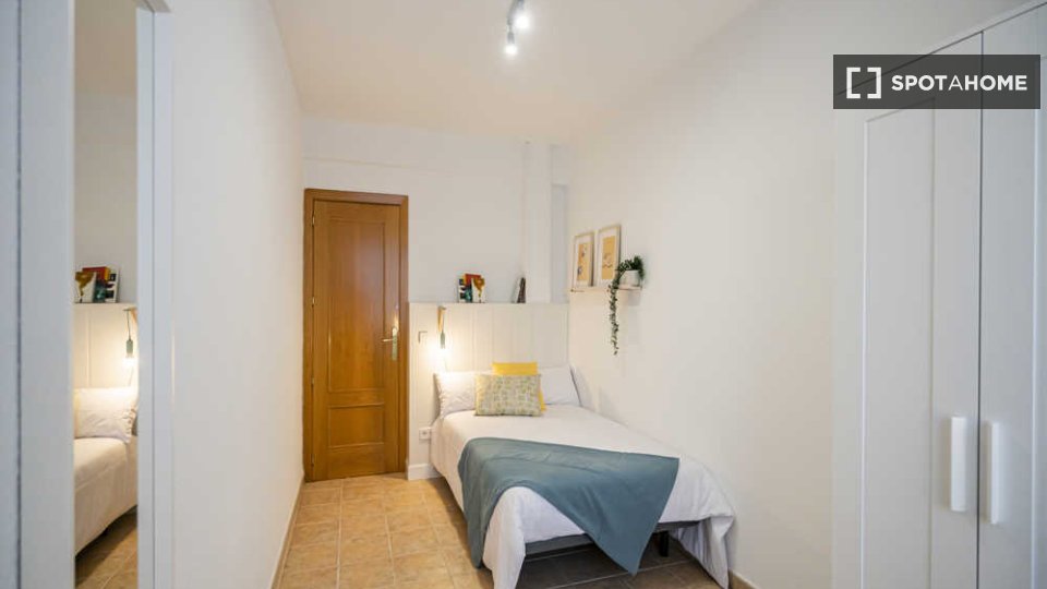 Se alquila habitación en piso compartido en Valdeacederas, Madrid