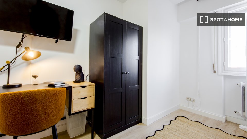 Double room Madrid, 6 beds, 110m² — photo 10
