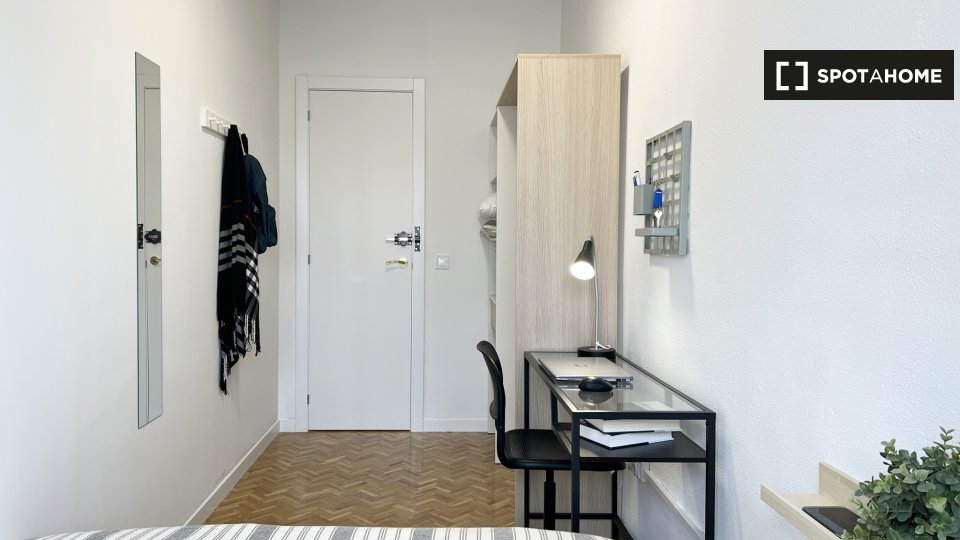 Double room Madrid, 5 beds, 95m² — photo 1