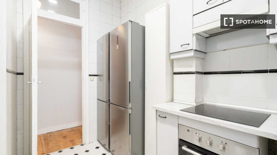 Double room Madrid, 7 beds, 260m² — photo 45