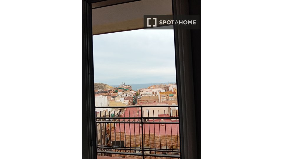 Habitación en piso compartido en alquiler en Alicante, 4 habitaciones