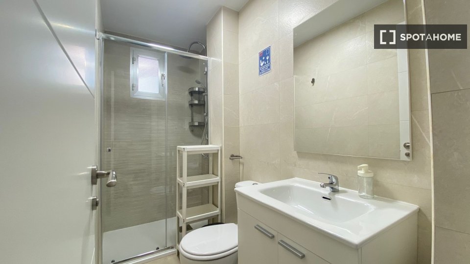 Double room Madrid, 4 beds — photo 14