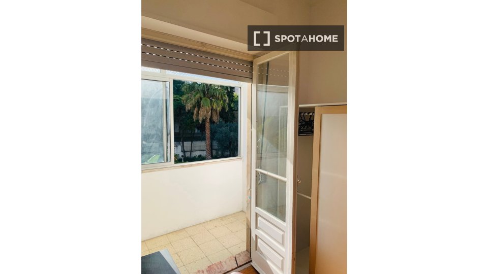 Double room Lisbon, 3 beds — photo 24