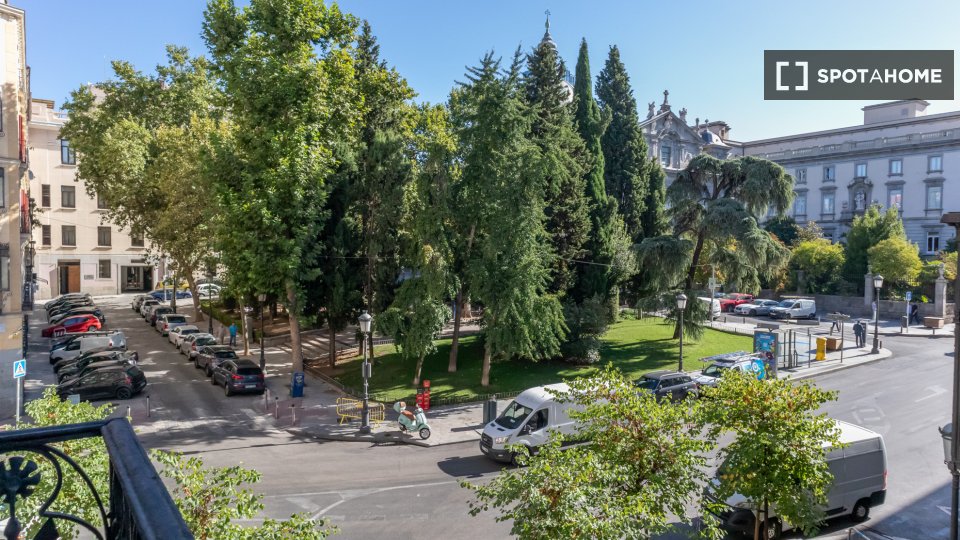 Double room Madrid, 7 beds, 160m² — photo 26