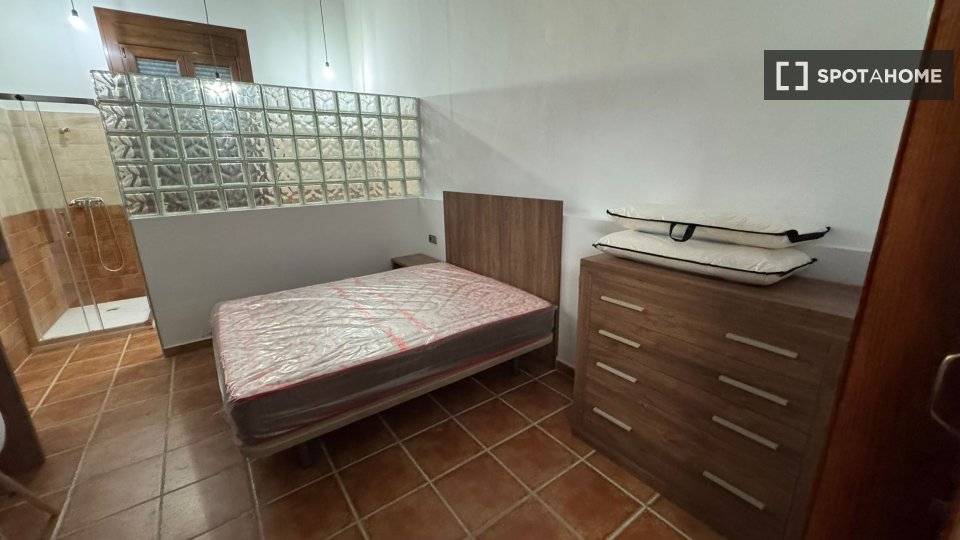 Double room Alicante, 10 beds, 650m² — photo 19