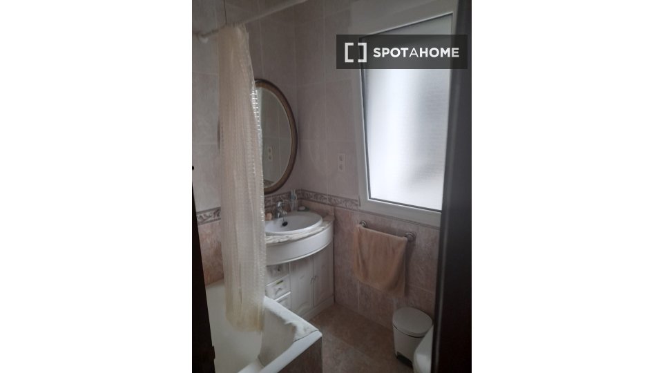 Double room Bilbao, 1 bed, 65m² — photo 9