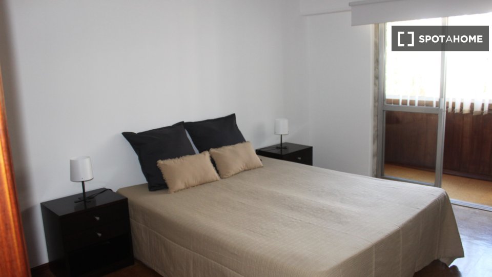 Double room Lisbon, 3 beds, 120m² — photo 18