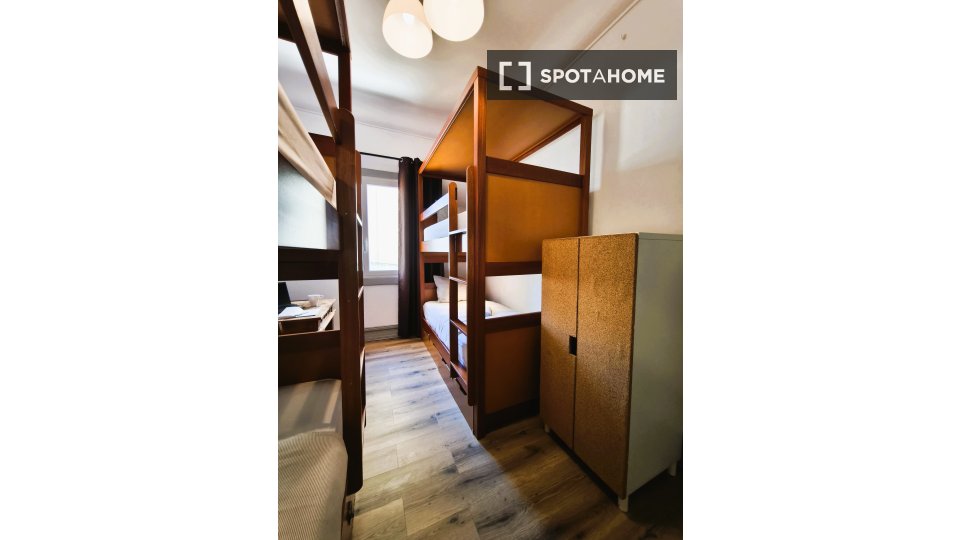 Double room Lisbon, 11 beds, 200m² — photo 22