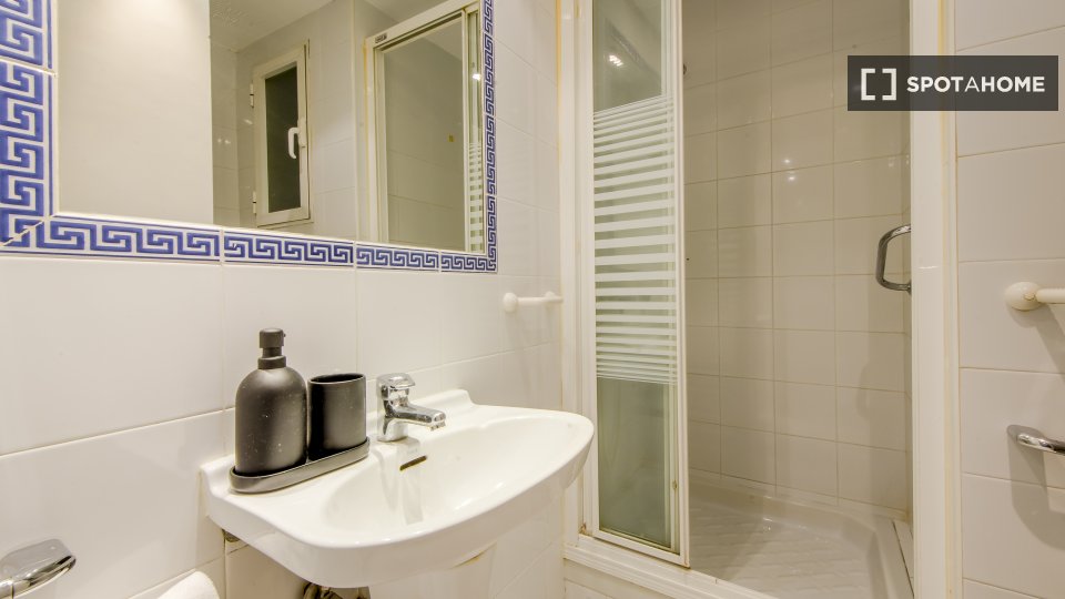 Double room Madrid, 8 beds — photo 5