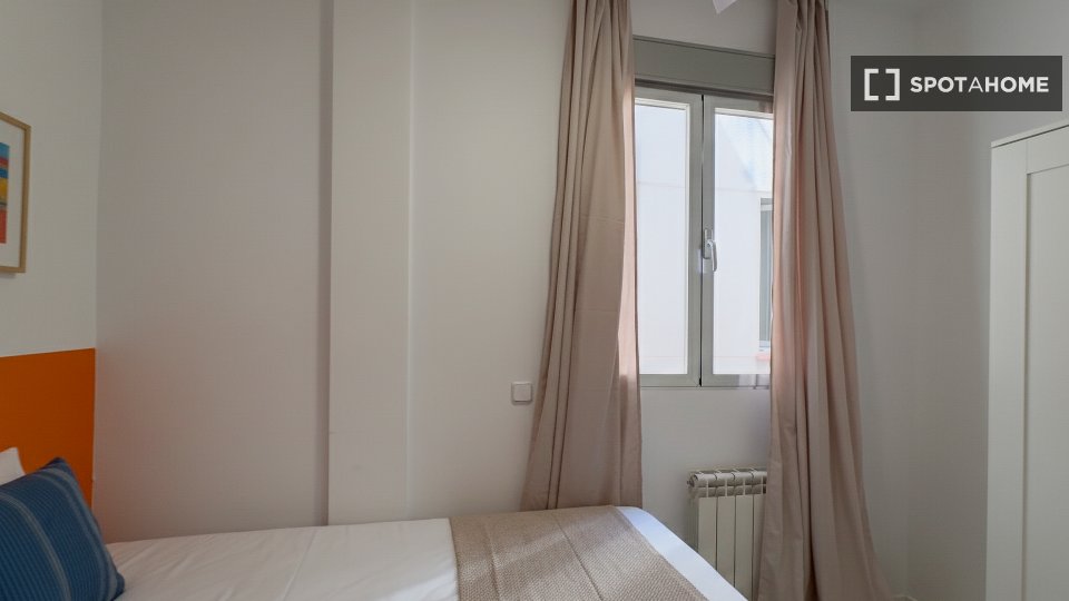 Double room Madrid, 3 beds — photo 17