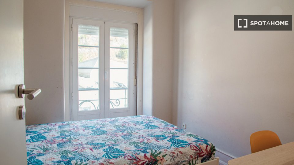 Double room Lisbon, 4 beds — photo 12