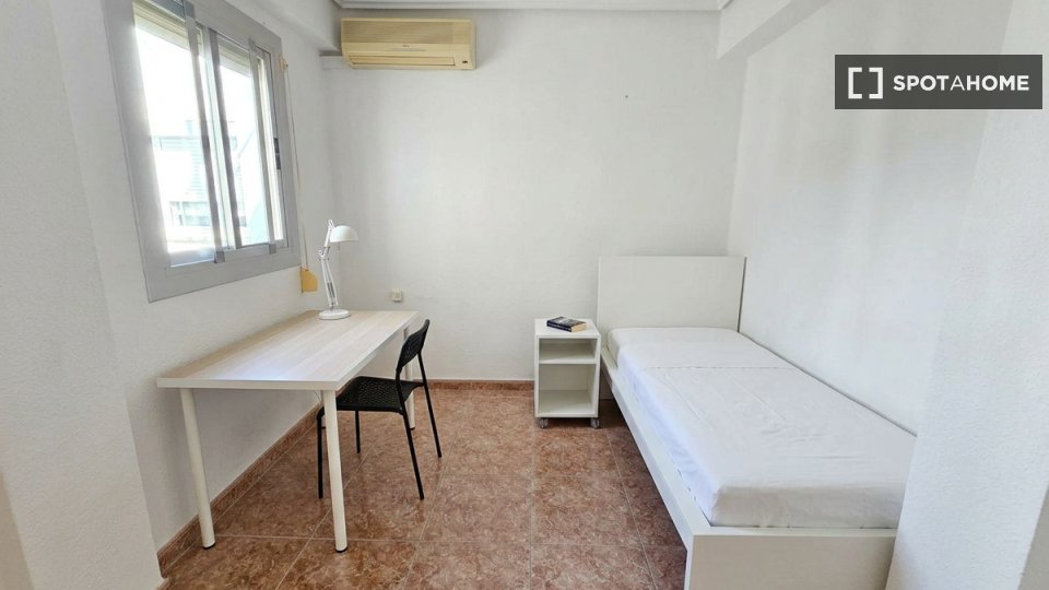 Camera in affitto in un appartamento condiviso con 4 camere da letto a Moncada. - in Valencia