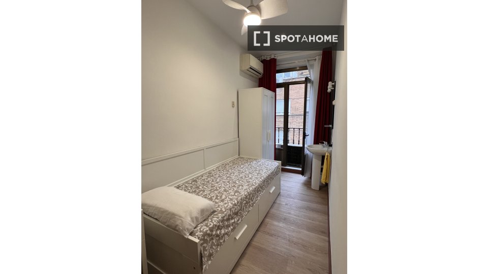 Habitación en piso compartido en madrid.