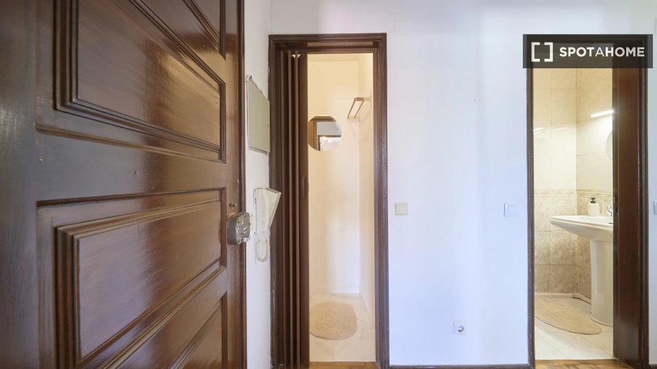 Double room Lisbon, 5 beds — photo 13