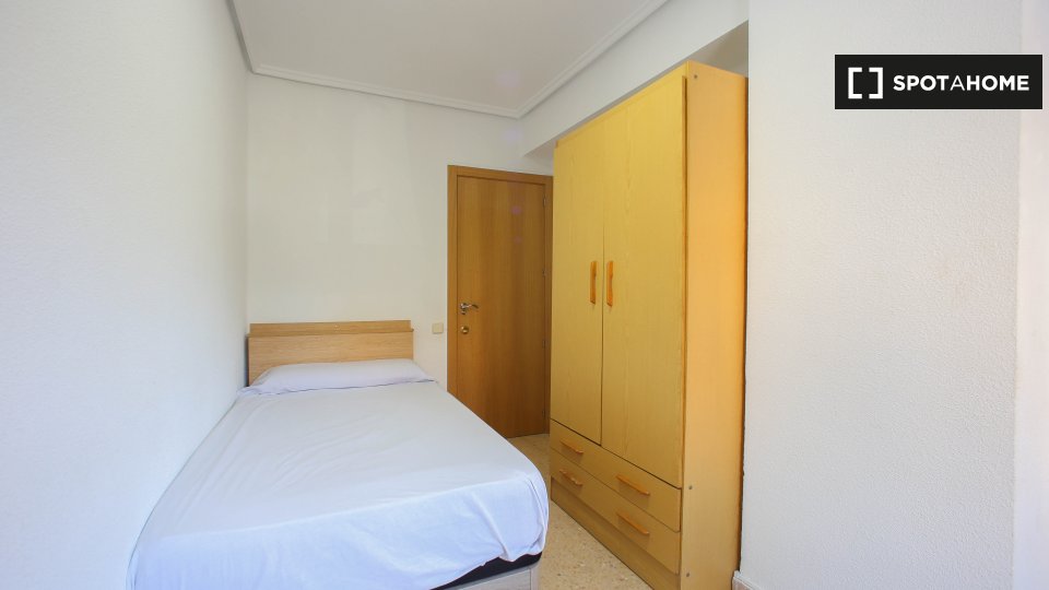 Room for rent in 5-bedroom apartment in Valencia - en Valencia