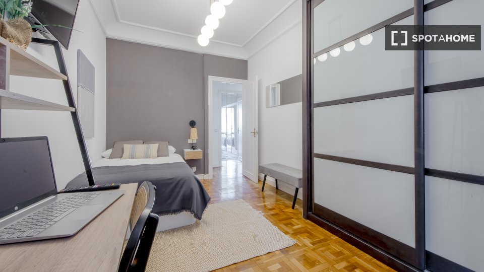 Double room Madrid, 9 beds, 190m² — photo 9