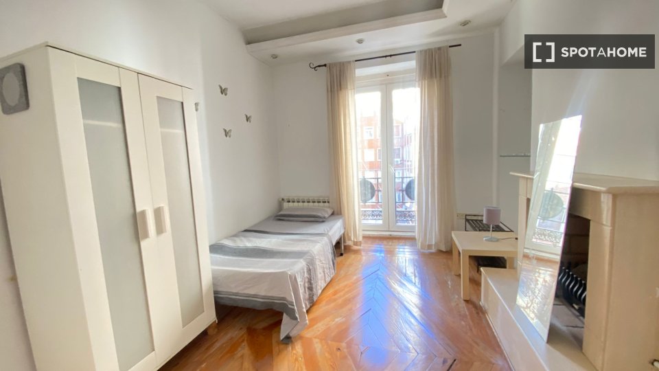 Double room Madrid, 7 beds, 180m² — photo 46