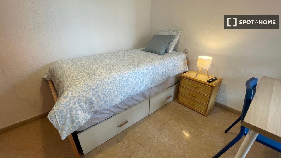 Double room Madrid, 3 beds — photo 1
