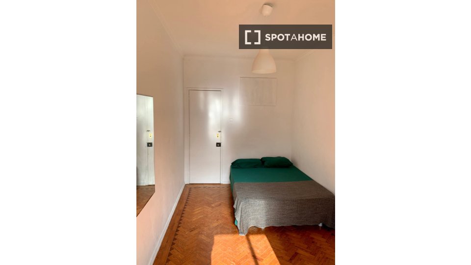 Double room Lisbon, 3 beds — photo 33