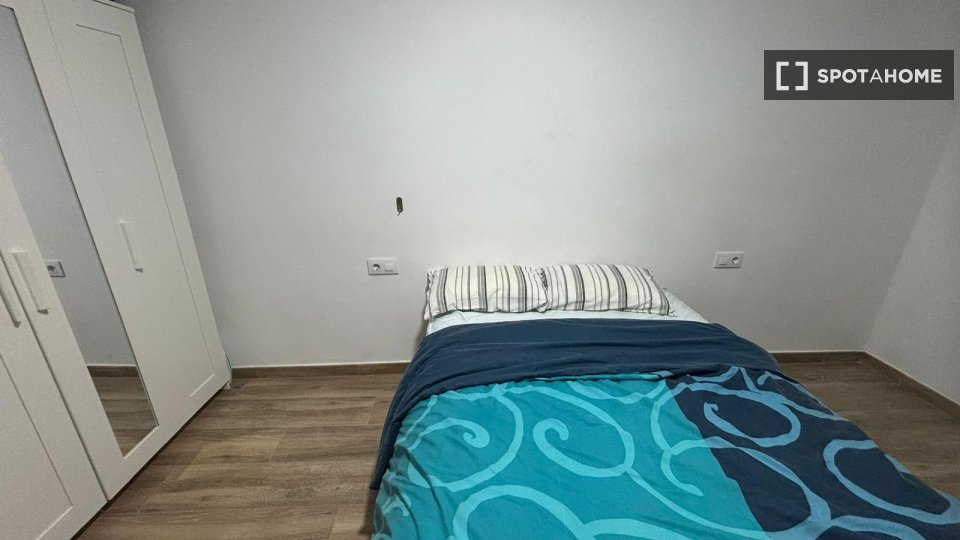 Double room Barcelona, 3 beds, 80m² — photo 1