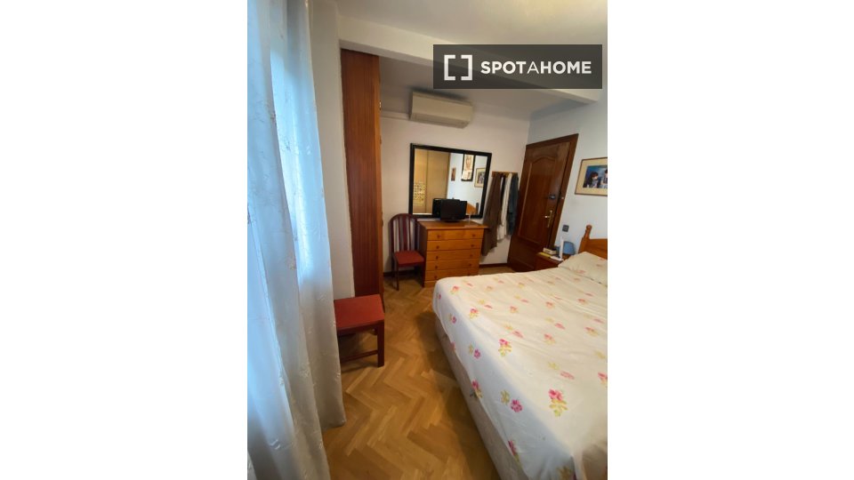 Double room Madrid, 3 beds — photo 1