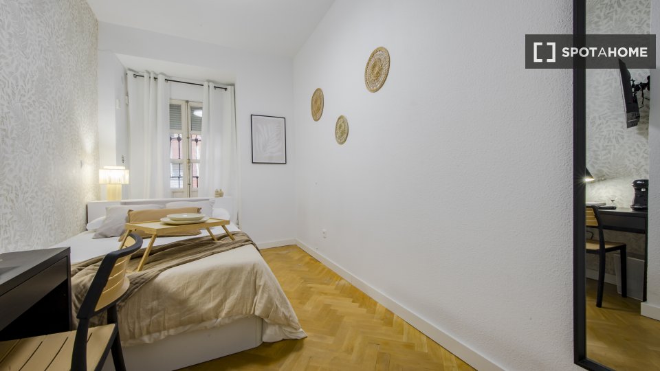 Double room Madrid, 5 beds, 130m² — photo 12