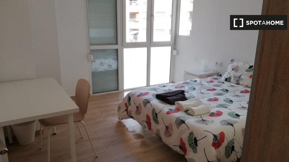 Double room Valencia, 3 beds, 90m² — photo 2
