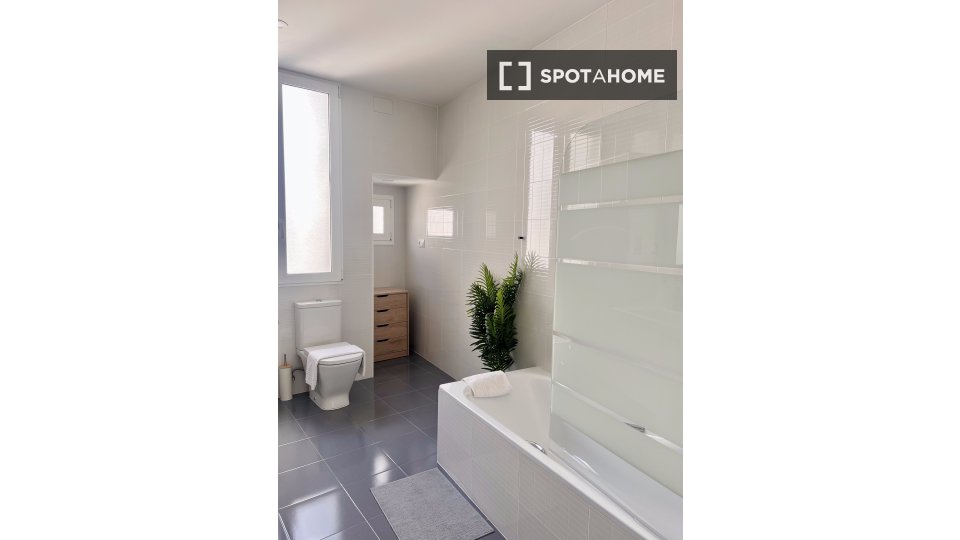 Double room Madrid, 4 beds — photo 13