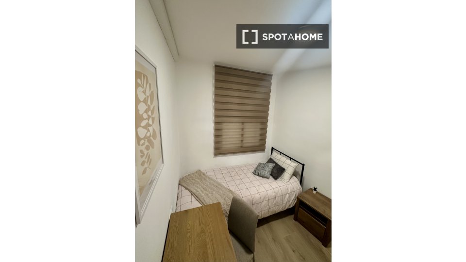 Habitación en piso compartido de 4 habitaciones, La Torrassa, Barcelona.