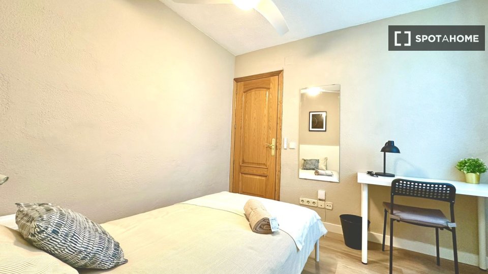 Double room Madrid, 3 beds — photo 1