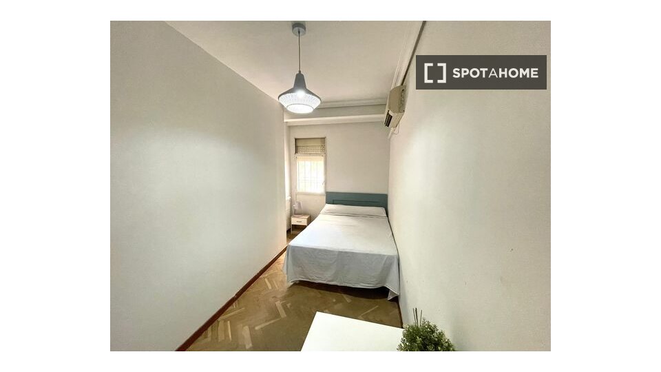 Se alquila habitación en piso compartido en Prado-Parque de Maria Luisa