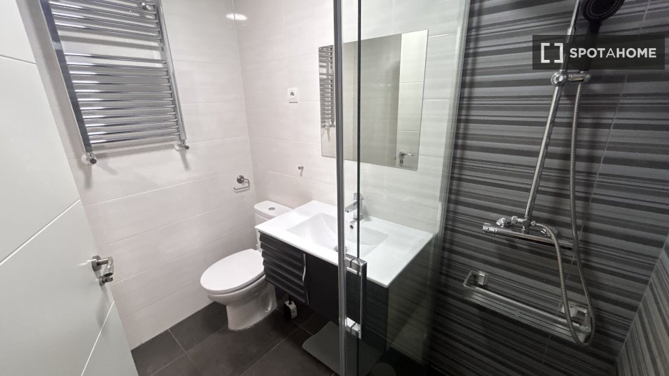 Double room Madrid, 5 beds, 85m² — photo 6