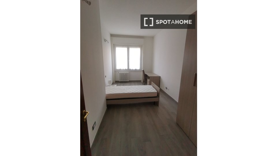 Double room Milan, 3 beds, 80m² — photo 4