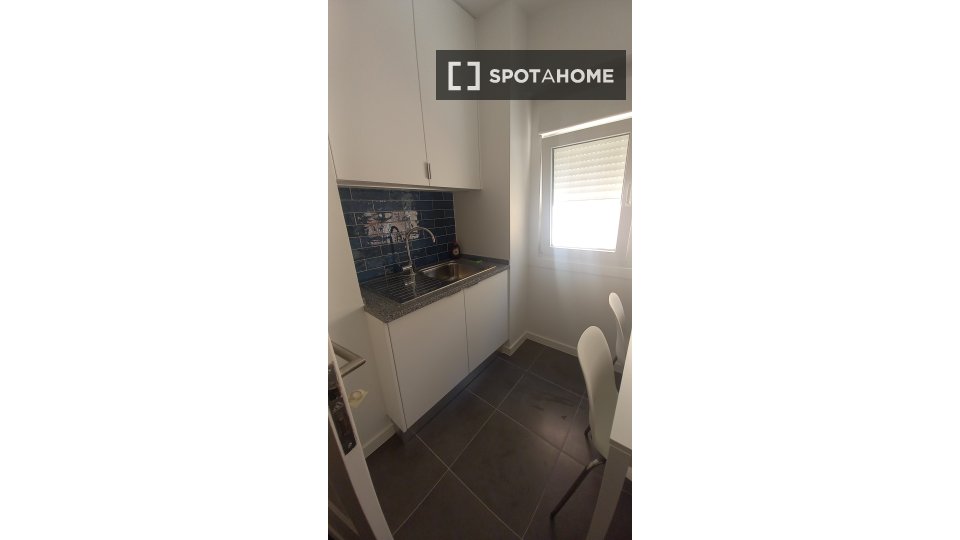 Double room Lisbon, 5 beds, 130m² — photo 10