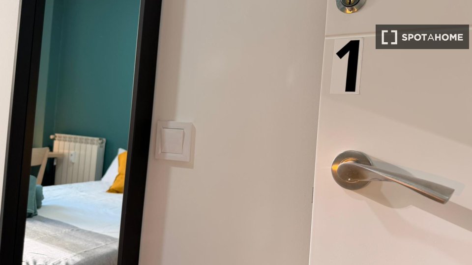Double room Madrid, 5 beds, 90m² — photo 2