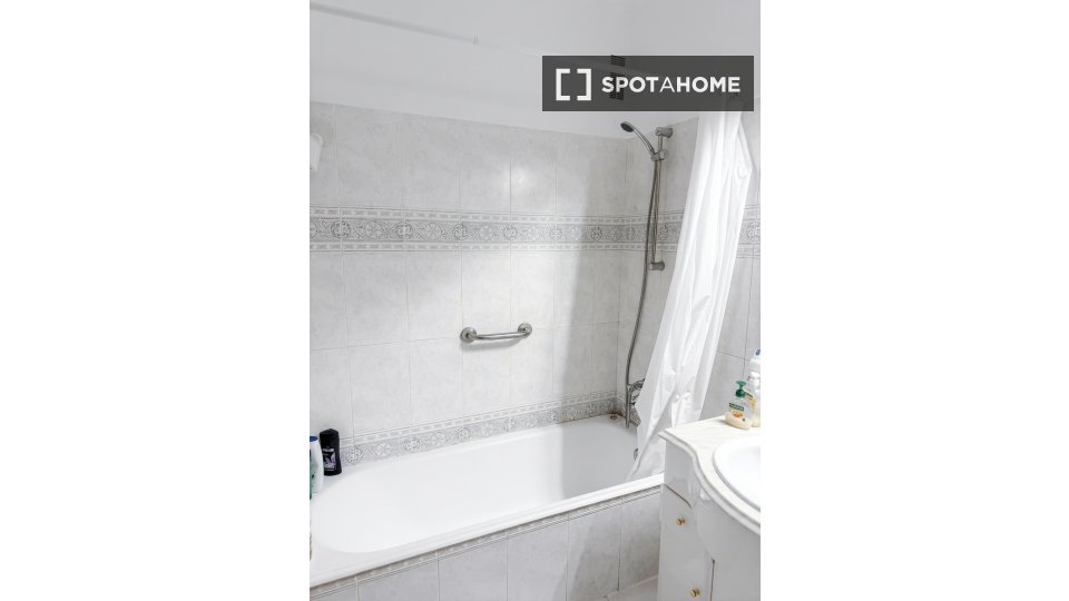 Double room Lisbon, 1 bed, 90m² — photo 7