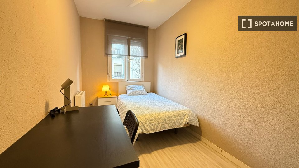 Habitación en piso compartido de 4 habitaciones en Numancia, Madrid
