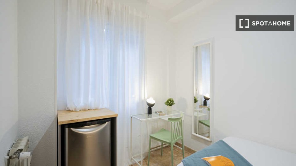 Se alquila habitación en piso compartido en Valdeacederas, Madrid