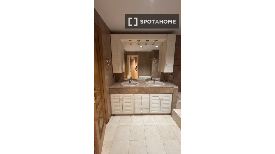 Double room Valencia, 5 beds, 240m² — photo 3