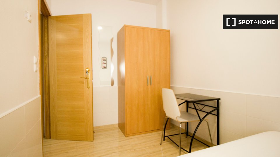 Double room Valencia, 3 beds, 75m² — photo 2