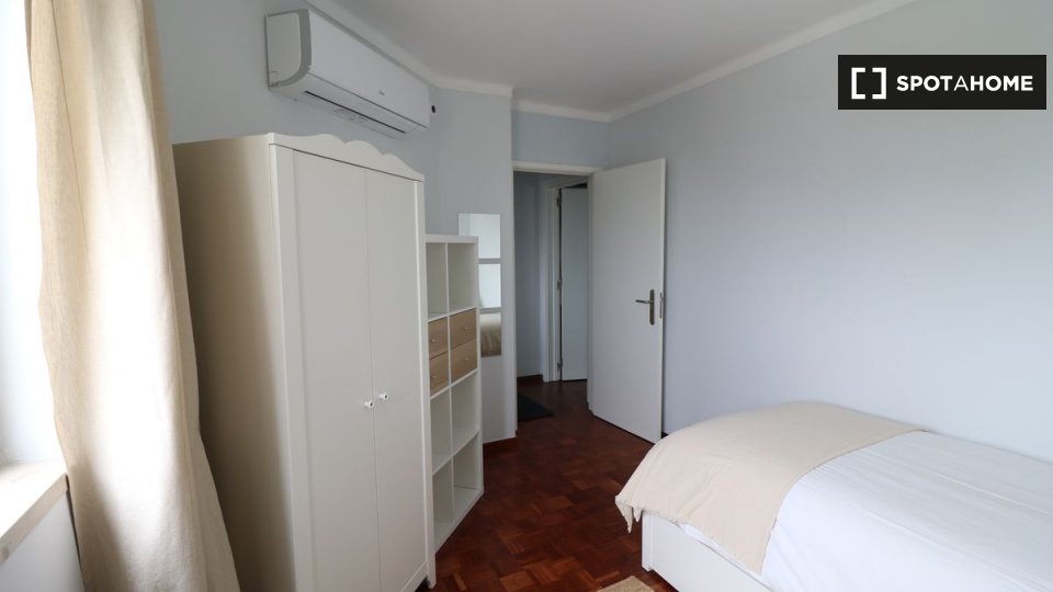 Double room Lisbon, 3 beds, 69m² — photo 2