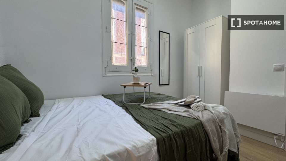 Se alquila habitación en apartamento de 4 dormitorios en Centro, Madrid