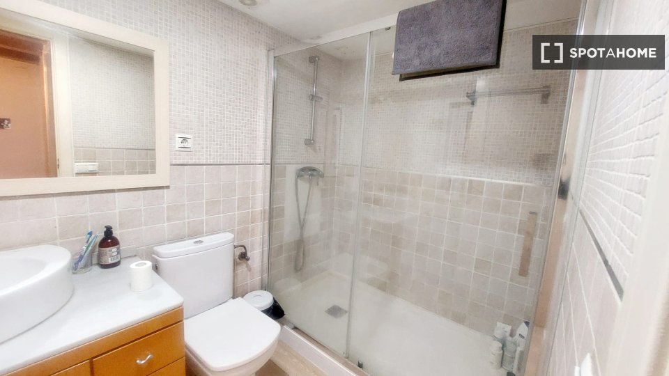 Double room Barcelona, 3 beds, 68m² — photo 6