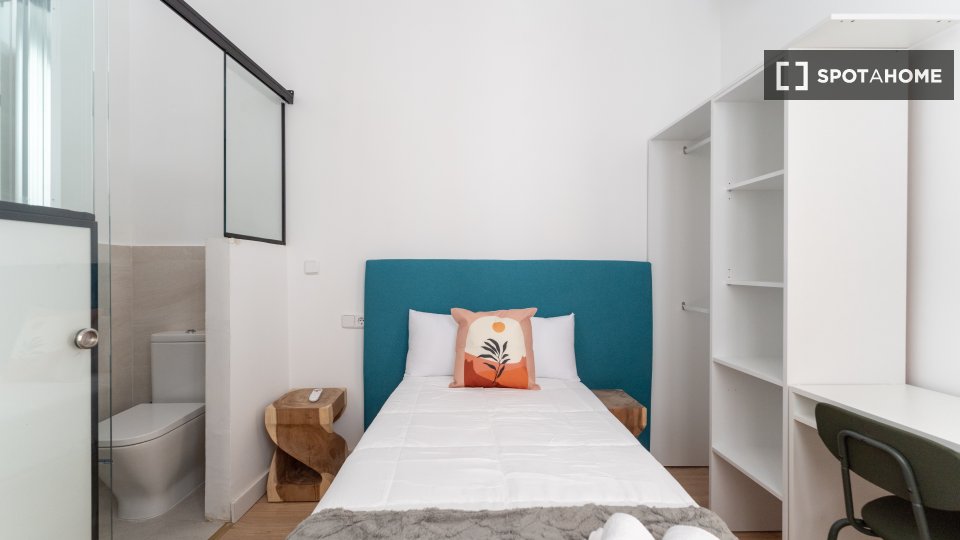 Double room Madrid, 5 beds — photo 9