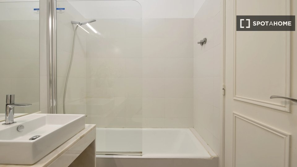 Double room Lisbon, 7 beds — photo 10