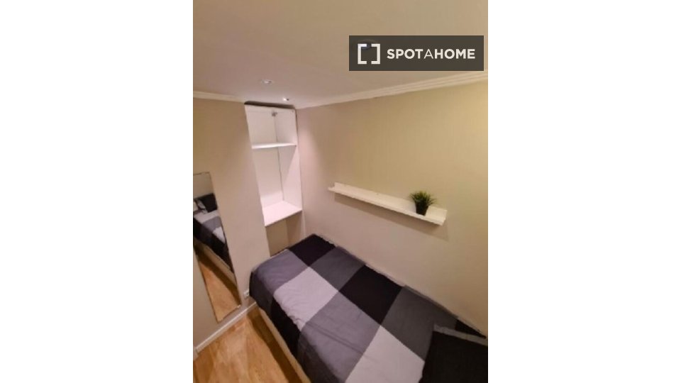 Double room Lisbon, 3 beds, 40m² — photo 1